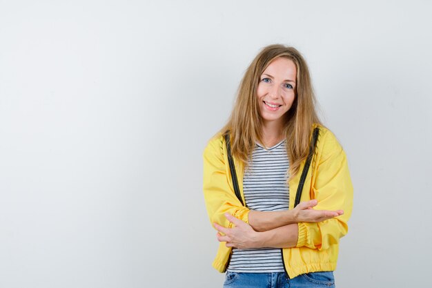 Mujer joven expresiva posando en el estudio