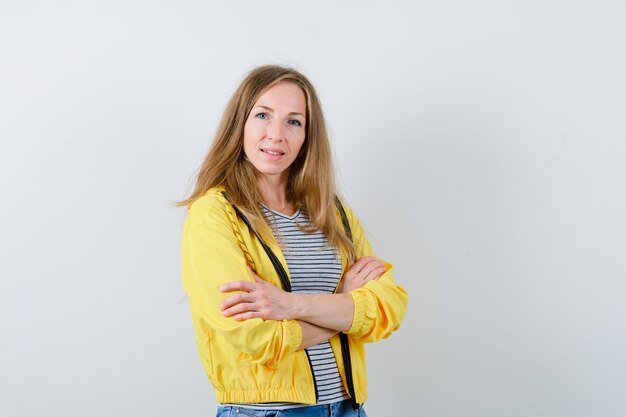 Mujer joven expresiva posando en el estudio