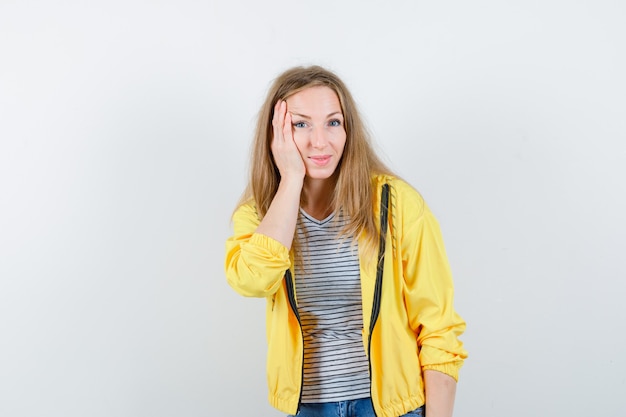 Mujer joven expresiva posando en el estudio