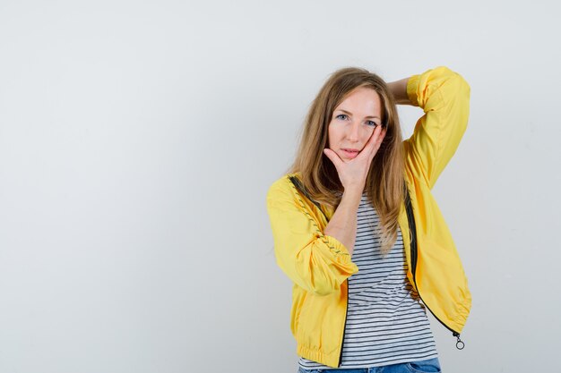 Mujer joven expresiva posando en el estudio