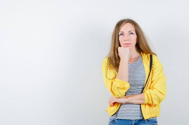 Mujer joven expresiva posando en el estudio