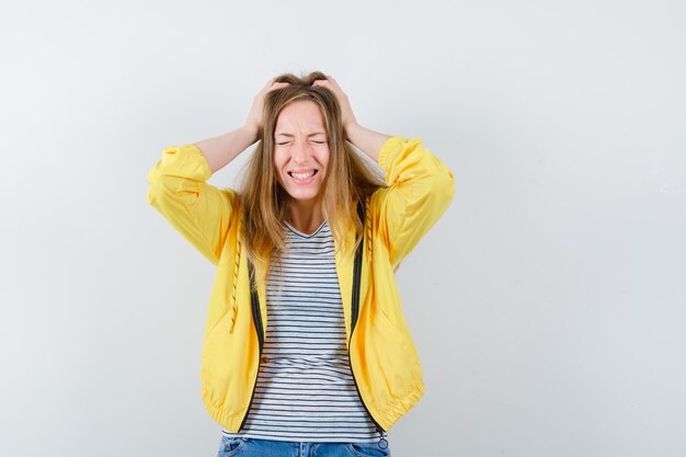 Mujer joven expresiva posando en el estudio