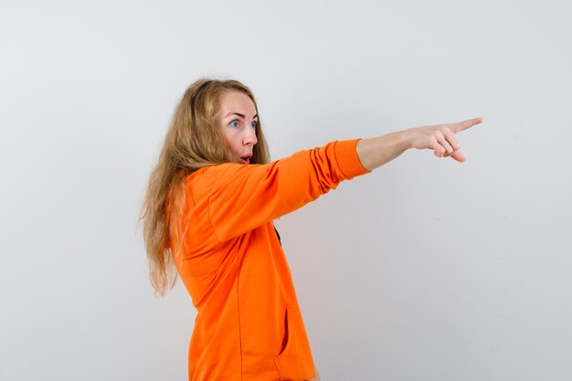 Mujer joven expresiva posando en el estudio