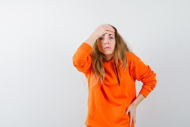 Mujer joven expresiva posando en el estudio