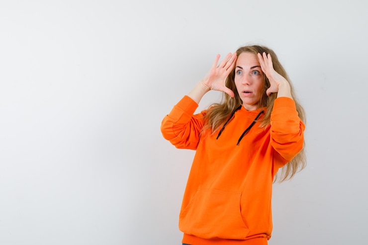 Foto gratuito mujer joven expresiva posando en el estudio