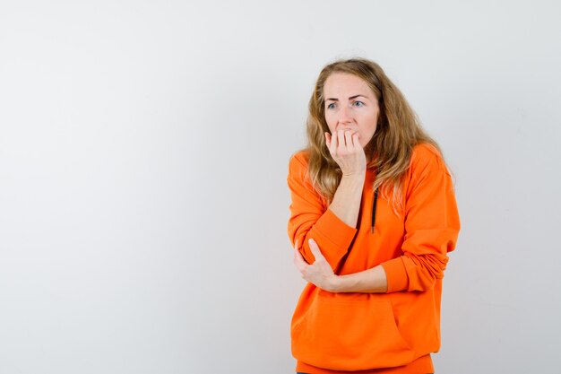 Mujer joven expresiva posando en el estudio