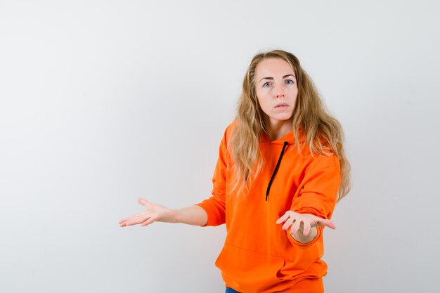 Mujer joven expresiva posando en el estudio