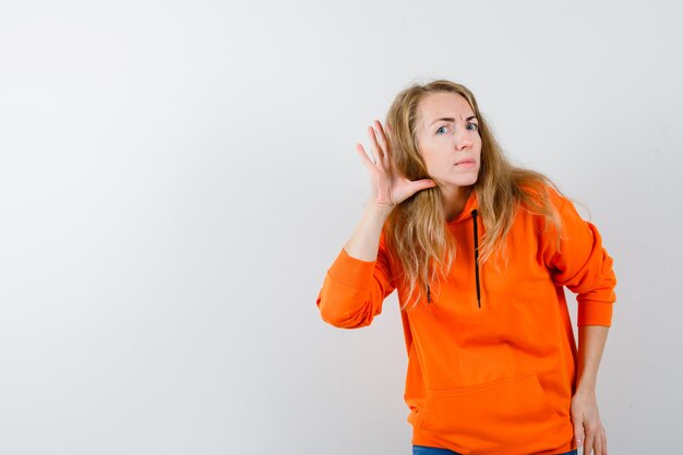 Mujer joven expresiva posando en el estudio