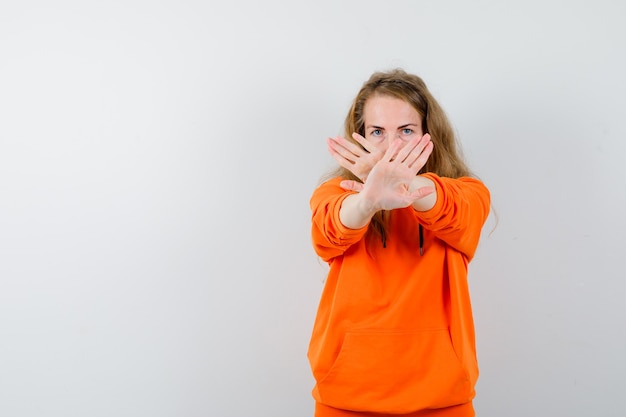 Mujer joven expresiva posando en el estudio