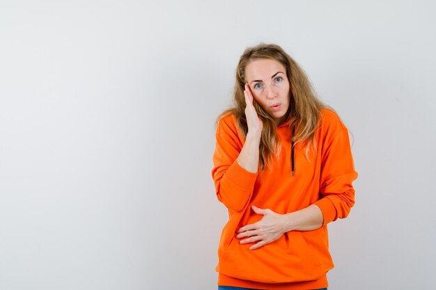 Mujer joven expresiva posando en el estudio