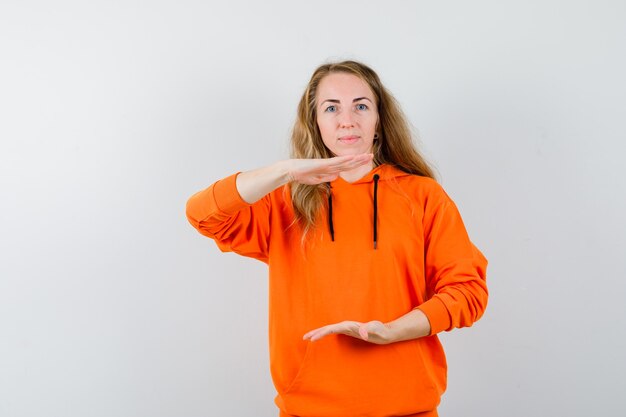 Mujer joven expresiva posando en el estudio