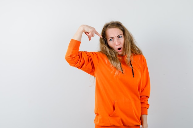 Mujer joven expresiva posando en el estudio