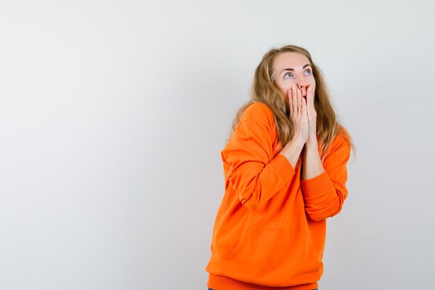 Mujer joven expresiva posando en el estudio