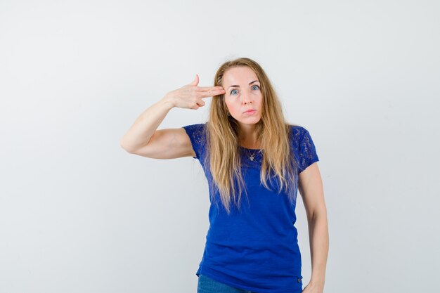 Mujer joven expresiva posando en el estudio