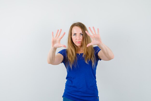 Mujer joven expresiva posando en el estudio