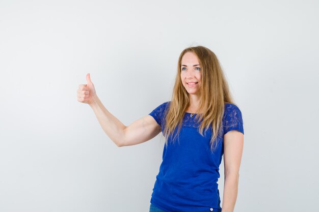 Mujer joven expresiva posando en el estudio