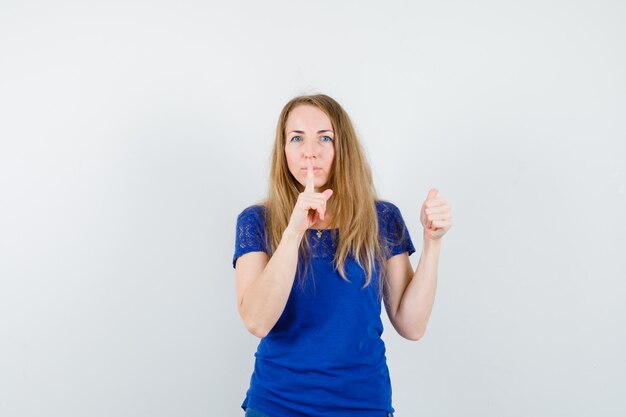 Mujer joven expresiva posando en el estudio