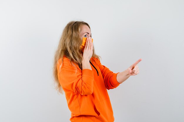 Mujer joven expresiva posando en el estudio