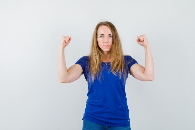 Mujer joven expresiva posando en el estudio