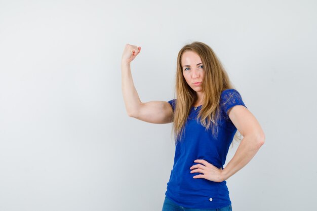 Mujer joven expresiva posando en el estudio