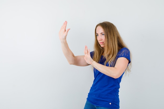 Mujer joven expresiva posando en el estudio