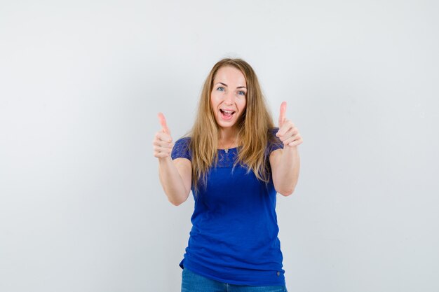 Mujer joven expresiva posando en el estudio