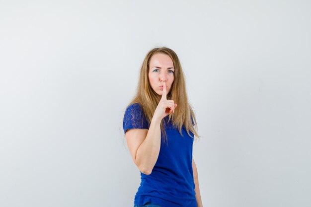 Mujer joven expresiva posando en el estudio