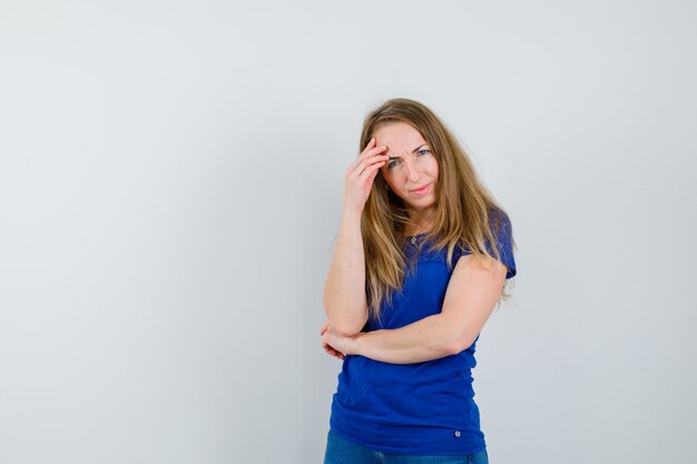 Mujer joven expresiva posando en el estudio