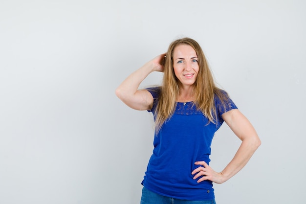 Foto gratuita mujer joven expresiva posando en el estudio