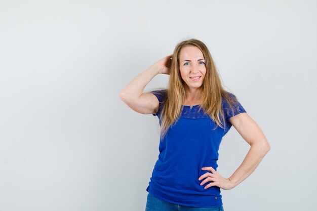 Mujer joven expresiva posando en el estudio