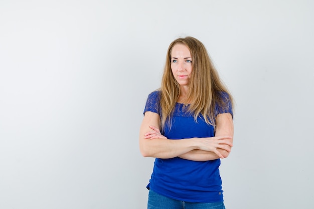 Mujer joven expresiva posando en el estudio