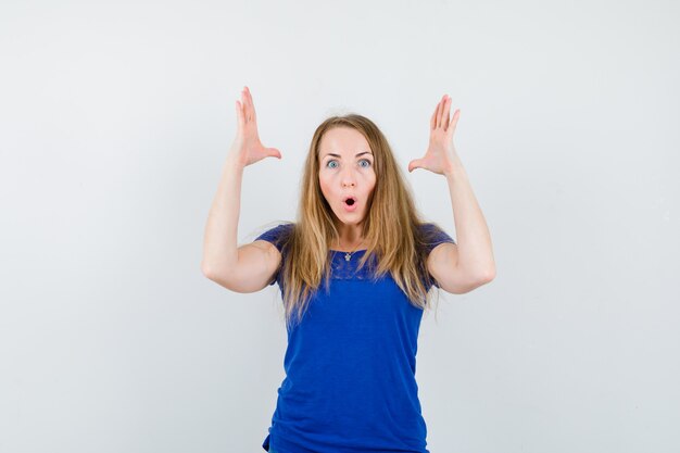 Mujer joven expresiva posando en el estudio