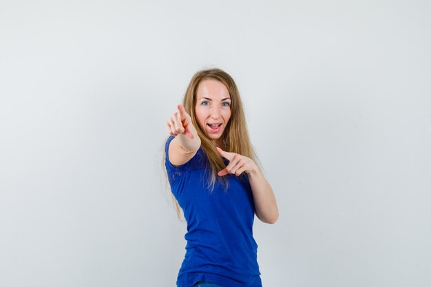 Mujer joven expresiva posando en el estudio