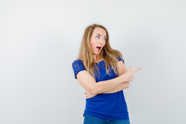 Mujer joven expresiva posando en el estudio