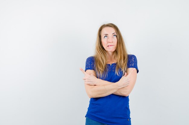 Mujer joven expresiva posando en el estudio