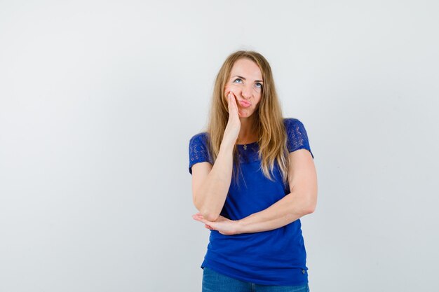 Mujer joven expresiva posando en el estudio