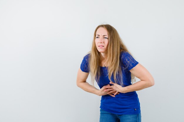 Mujer joven expresiva posando en el estudio