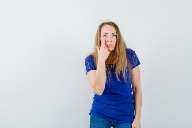 Mujer joven expresiva posando en el estudio