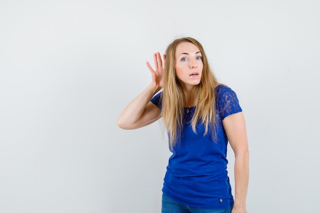 Mujer joven expresiva posando en el estudio