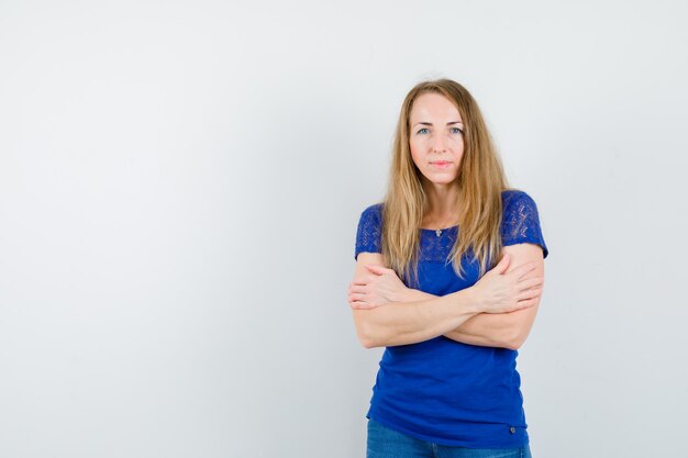 Mujer joven expresiva posando en el estudio