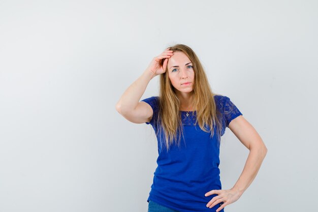 Mujer joven expresiva posando en el estudio