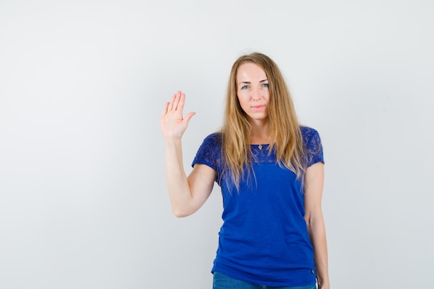 Mujer joven expresiva posando en el estudio