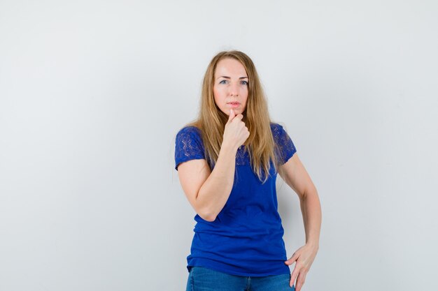 Mujer joven expresiva posando en el estudio