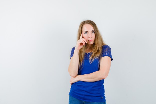 Mujer joven expresiva posando en el estudio