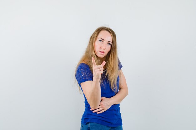 Mujer joven expresiva posando en el estudio