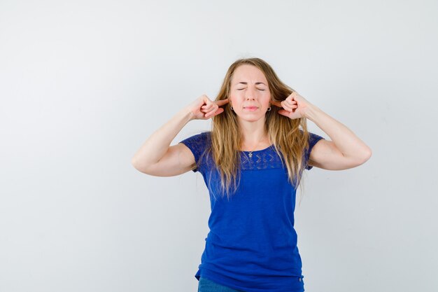 Mujer joven expresiva posando en el estudio