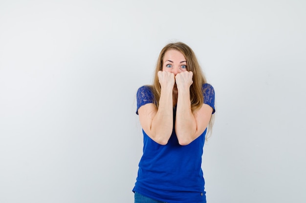 Mujer joven expresiva posando en el estudio