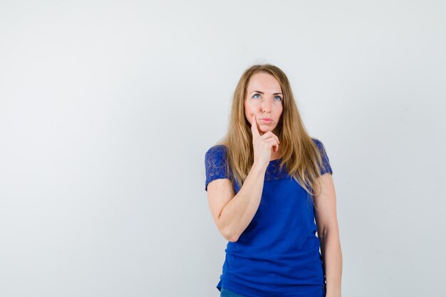 Mujer joven expresiva posando en el estudio