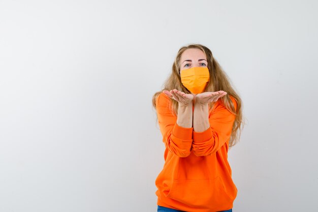 Mujer joven expresiva posando en el estudio