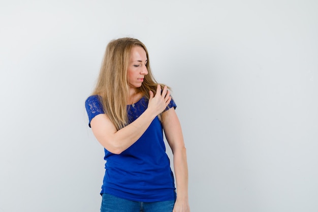 Mujer joven expresiva posando en el estudio